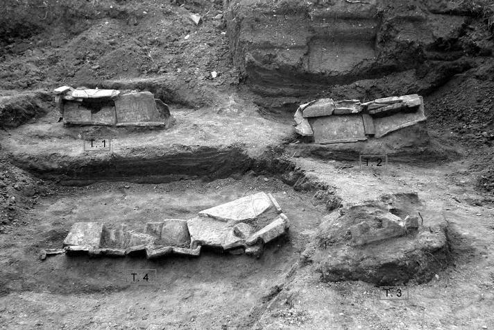 frammenti di tegole e coppi ricaduti all interno della sepoltura, di una tessera di mosaico bianca in calcare (1 cm di lato) e di due denti umani.