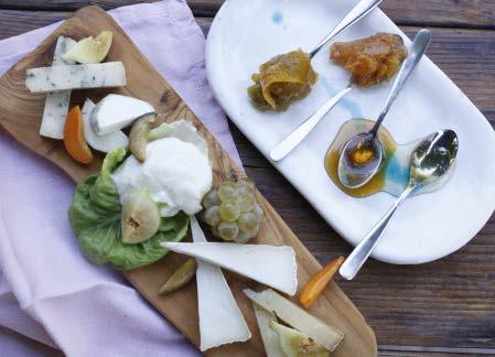 BUFFET CON ASSORTIMENTO DI ANTIPASTI, BIS DI PRIMI E ASSAGGI DI AFFETTATI CON CRESCENTINE E TIGELLE ANTIPASTI 6 a scelta fra questi: Cestini di pasta phillo con mousse di ricotta e zucca Tortelli