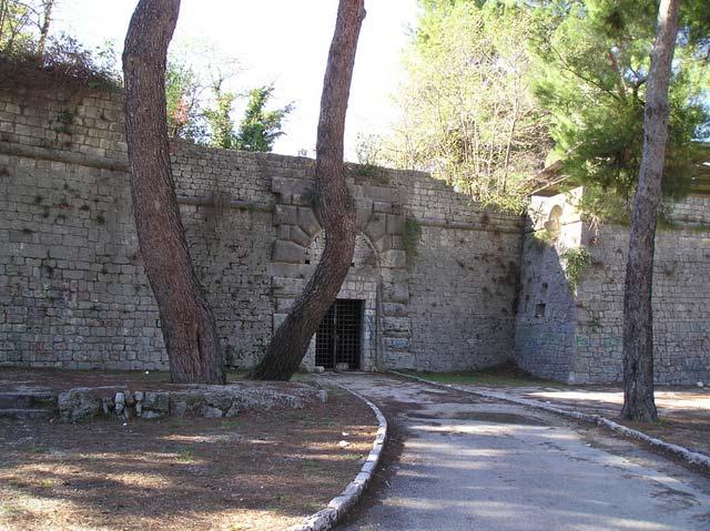 Del cassero più antico si conserva la parte occidentale della Torre a guardia della Porta Summa.