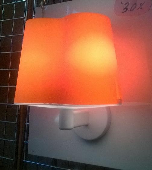 OTTAVIA WALL Lampada da parete con struttura in plastica bianca, diffusore in vetro