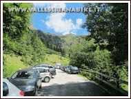 jpg) verso il paese di Valcanale proseguiamo in discesa su asfalto fino a raggiungere la SP49 in località ponte delle seghe, attraversiamo il ponte