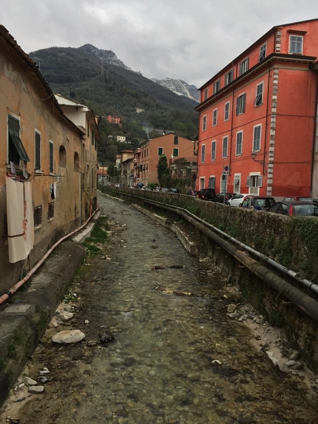 Figura 6: Tratto 1 foto dal Ponte della Bugia verso monte (sopralluogo effettuato il 1 marzo 016) La sezione di monte del tratto è posta in corrispondenza della stazione idrometrica del CFR sita