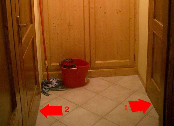 accesso al vano bagno (indicato con 2 nella foto 17) 2 =