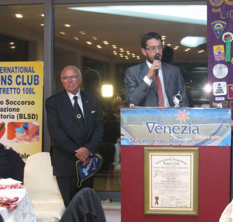 Sul podio nel corso del suo intervento Jacopo Maria Emiliani Pescetelli Vice Presidente del Municipio 1 Centro Storico, a sinistra Quintino Mezzoprete Cerimoniere del Lazio.