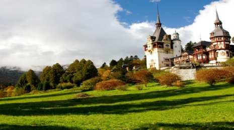 Dalla capitale Bucarest, v ivace e ricca di opere d arte, è una città in continuo cambiamento, ai più piccoli e suggestivi centri storici e ai castelli della Transilvania, sulle orme del mitico Conte