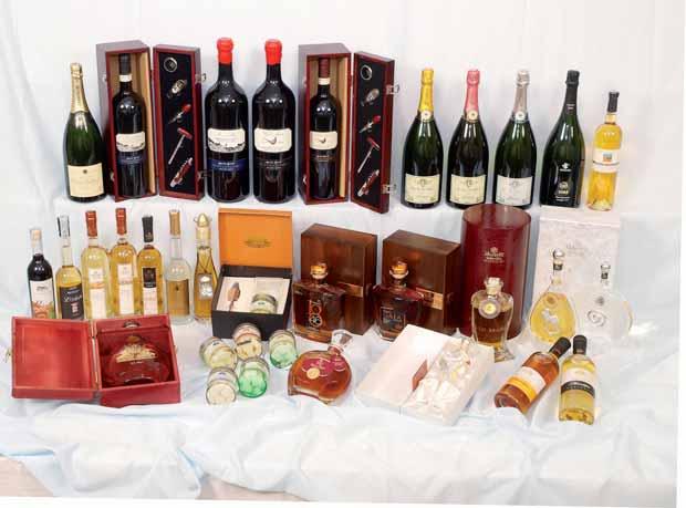 464 COD. 454 465 455 466 467 468 477 469 454 Magnum Champagne Trousset-Guillemart Brut l. 1,5-66,90 455 Cofan. Legno Magnum Set Vino Barbera d Asti D.O.C.G. Luna Alta Az. Agr. Alessandro l.