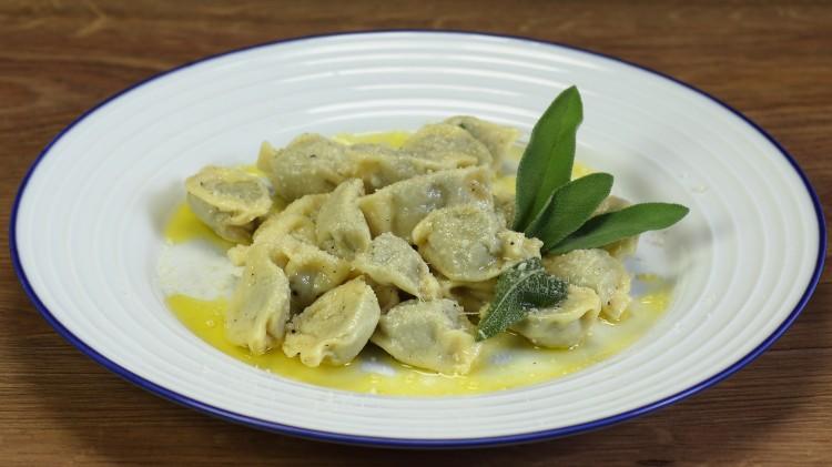 PRIMI PIATTI Agnolotti del plin di: Antonella LUOGO: Europa / Italia / Piemonte DOSI PER: 4 persone DIFFICOLTÀ: media PREPARAZIONE: 60 min COTTURA: 140 min COSTO: basso REPERIBILITÀ ALIMENTI: facile