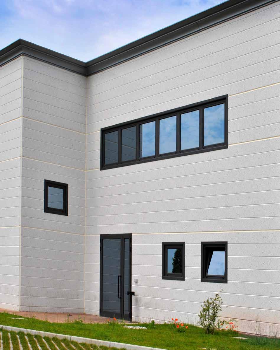 building I serramenti a nastro in un immobile industriale possono garantire, con la massima semplicità, un adeguata luminosità e l areazione desiderata.
