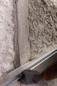 INTONACO DEUMIDIFICANTE Con malta per intonaci deumidificanti macroporosi, resistente ai sali, a base di calce ed esente da cemento (applicazione a cazzuola) Demolizione dell intonaco esistente per