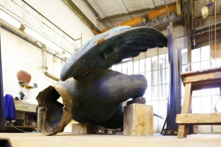 Igor Mitoraj era uno scultore polacco cresciuto a Cracovia, poi trasferitosi a Parigi nel 1968; nel corso della sua vita lo affascinarono la cultura e la vita latino-americana del Messico e proprio