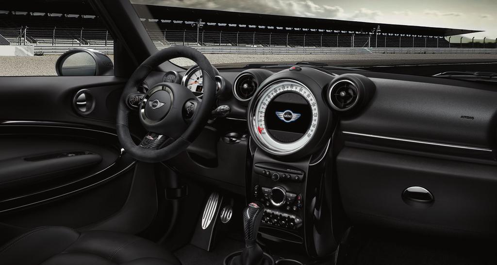 UN CONCENTRATO DI POTENZA. 1 TUTTO A PORTATA DI MANO. La potenza pura, che il Tuning John Cooper Works conferisce alla tua MINI Countryman o MINI Paceman, richiede grande controllo: dei propri sensi.