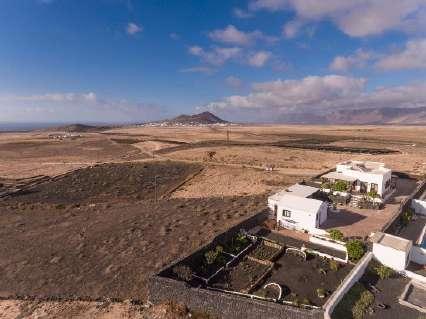 1 giornata: Parco Nazionale del Timanfaya Salinas de Janubio El Golfo In mattinata, dopo la colazione, si partirà in direzione del Parco Nazionale del Timanfaya, 50km 2 di paesaggi lunari e coni