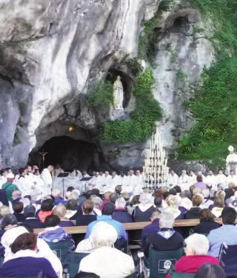 Ci si è q u i n d i r i t r o v a t i tutti insieme a Lourdes, in un pomeriggio il cui c l i m a, misto tra acqua e sole, sembrava il tipico clima valsesiano, per varcare la Porta Santa, non solo