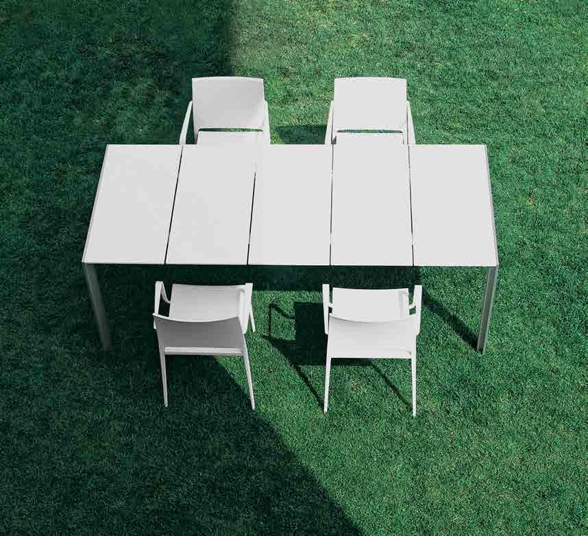 78 Mya Art. 705/2 Poltrona Mya versione full colour bianco, verniciata per esterni. White full colour Mya armchair version, powder coated frame for outdoor use. 79 Art.