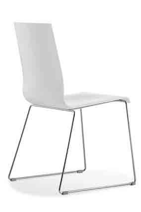 Kuadra chair with technopolymer shell and Ø 10 mm steel rod frame. Stackable.