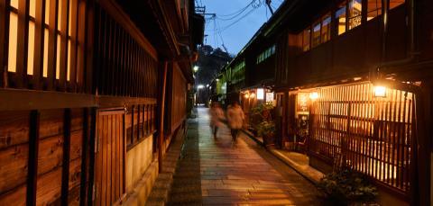 GIORNO 9 KANAZAWA Oggi ci sposteremo a Kanazawa (2,30 h di treno da Kyoto). Visiteremo il giardino Kenrokuen, considerato uno dei tre giardini più belli di tutto il Giappone.