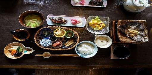 Presso un antica machiya prenderemo parte ad un corso di cucina tipica, preparando insieme a delle abili cuoche giapponesi il bento, la tipica schiscetta giapponese; ed al termine della lezione,