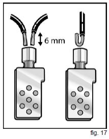 NOTA che i cavi hanno un doppio isolamento e bisogna quindi rimuovere entrambi gli strati isolanti. Crimpare il morsetto al cavo con l utensile di crimpatura come mostrato nella figura 18.