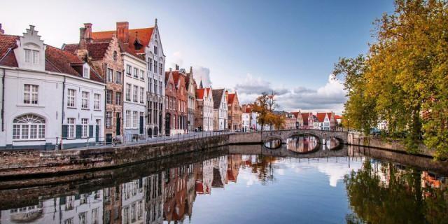 Situate nella parte settentrionale del Belgio, le Fiandre sono una delle regioni più belle d Europa, hanno un paesaggio incredibilmente pittoresco con scorci che sembrano usciti da un quadro.