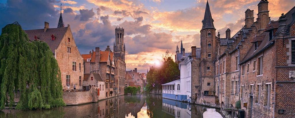 Sulla piazza del Burg affacciano lo Stadhuis, il più antico municipio del Belgio, e la basilica del Santissimo Sangue, dal prospetto gotico-rinascimentale.