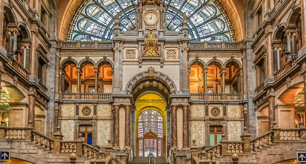 La chiesa conserva alcuni capolavori pittorici di Peter Paul Rubens. Lo Stadhuis si trova sulla Grote Markt; il palazzo è un capolavoro cinquecentesco di Cornelis de Vriendt.