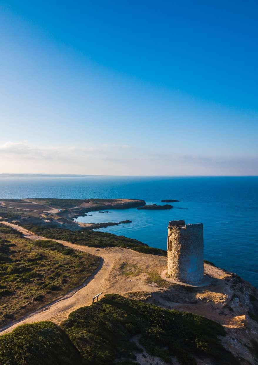 LOCATION Sardegna Capo Mannu Penisola del Sinis (OR) Icona del Surf nel Mar Mediterraneo, la penisola di Capo Mannu nel Sinis è famosa in tutto il mondo per la sua varietà di spot e per qualità delle