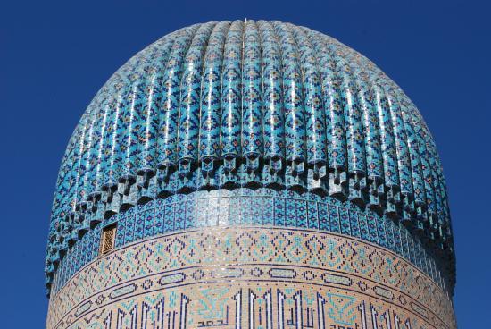 grande Tamerlano e del bazar Syob, il più grande della città e situato vicino alla moschea di Bibi Khanym. Pranzo. Nel pomeriggio partenza con treno veloce per Tashkent.
