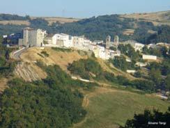 Entreremo nel Castello Medievale dei duchi Guevara, visiteremo la Cattedrale romanica e i palazzi storici e ci immergeremo nel cuore di uno dei Borghi più Antichi e più Belli d Italia.