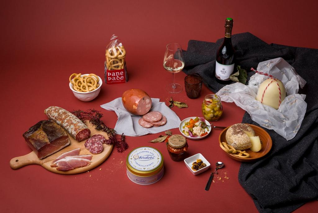 1. Vino Molera Valdobbiadene Prosecco Superiore DOGC Extra Dry 75cl Bisol 2. Salame nostrano 500g ca. 3. Speck tirolese 1kg ca. 4. Mortadella artigianale 800g ca. 5. Provoletta da 700g 6.