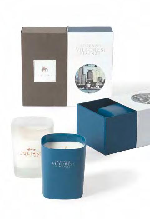 trasparente lucido Opzioni: scatola cellofanata Glass candle in box Weight: 2 oz 2,28" x 2,28" x 2,75" offset printing Burn time: 30 hours ragrances: personalized Details: shiny transparent glass