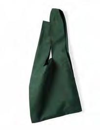 interno rivestito in TNT idrorepellente, con manici 2,5 x 30 cm e tracolla 2,5 x 80 cm Shoulder strap bag with handles Materials: 305 "Deluxe" cotton - 7,23" 15,74" x 3,93"