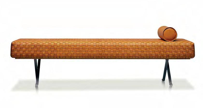31 RTE&CUOIO115 B Pouf "Dama" Materiali: cuoio intrecciato Colori: naturale cm 46 x 46 x 42 h "Dama" ottoman Materials: braided leather Colours: natural 18,11" x 18,11" x 16,53" h RTE&CUOIO120.