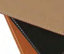 31,5 stampa a caldo o a secco Dettagli: 3 tasche interne Room stationery folder Materials: faux-leather Colours: LB13210 - natural jute, LB13211 - saffiano black 9,44" x 12,40" hot foil or blind