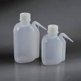 INTEGRAL WASH BOTTLES BOTTIGLIE A SPRUZZETTA MODELLO INTEGRALE Polyethylene wash bottles with integral dispensing moulded tube in order to avoid water leak due to a not perfect seal between cap and