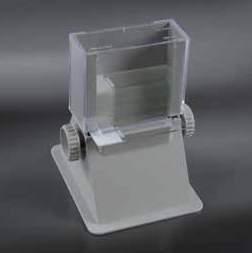 The upper part, in transparent polystyrene, can be pulled out to allow its easy and clean filling. Each slide is dispensed by rotating the side knobs.