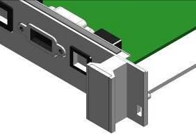 Inserire 2 manicotti di plastica Schroff 21100-464 nelle 2 fessure presenti sul pannello frontale.