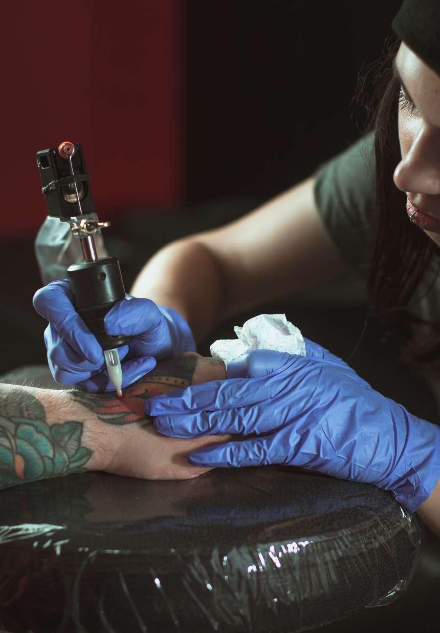 TATTOO CORSO PROFESSIONALE 150 ore Qualifica Professionale Il corso di tatuaggio è pensato sia per coloro che non