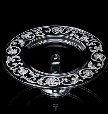 Fired twice at 560 H 2 cm D 35 cm - E7258510 VASSOIO PORTADOLCI / ROUND TRAY WITH HANDLE ARABESQUE SILVER Vassoio portadolci in vetro trasparente con supporto in accaio romato.