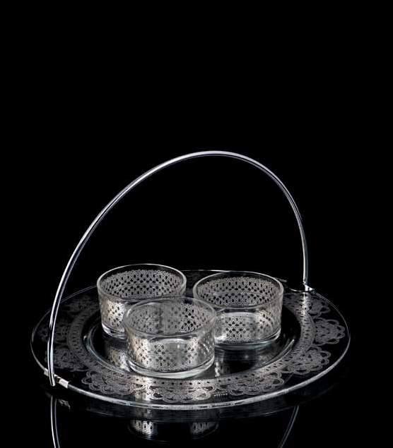 - Ref: E514 6550 Coppa / Bowl H 12,5 cm. Ø 21 cm. - Ref: E514 6551 VASSOIO e COPPETTE Vassoio rotondo portadolci, con supporto in acciaio cromato, e coppette dessert/macedonia in vetro trasparente.