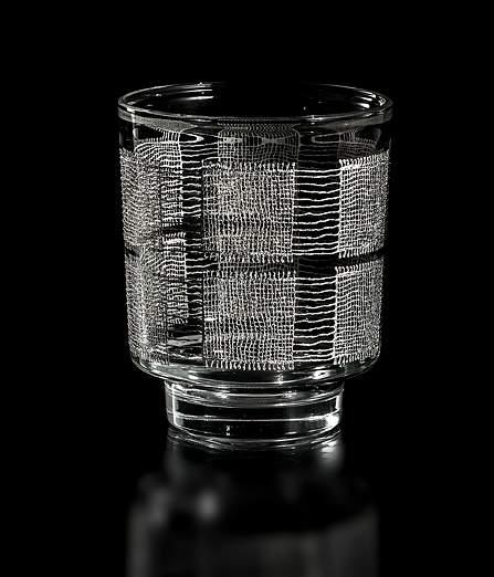 H 17 cm D 14 cm - E5659440 BOTTIGLIA e BICCHIERI / BOTTLE and GLASSES Bottiglia con tappo in vetro trasparente doppio spessore soffiato a bocca.