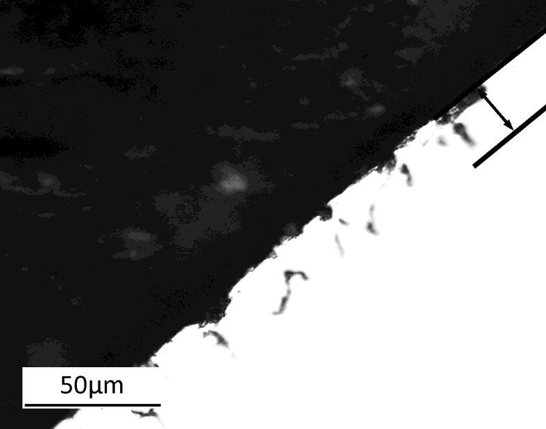 Figura 7: Profilo di microdurezza misurato lungo la circonferenza primitiva per il dente mostrato in figura 6; a tratteggio la determinazione della profondità efficace.