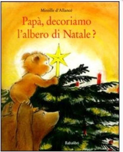 Papà, decoriamo l albero di Natale? Un piccolo orso vede il suo grande papà tornare dal bosco con un pino enorme: si preparano infatti a decorare l'albero di Natale.