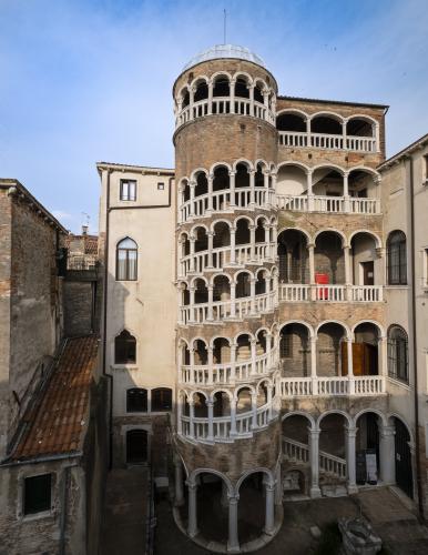 SCALA DEL BOVOLO Palazzo Contarini La Scala Contarini del Bovolo è uno dei più singolari esempi dell architettura veneziana di transizione dallo stile gotico, ben radicato nella cultura locale, a