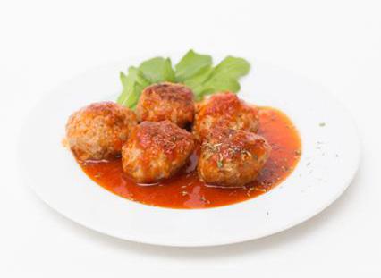 POLPETTE AL SUGO SECONDI PIATTI 4 MINUTI 16 polpette di maiale 6 cucchiai di olio extravergine di oliva 1 spicchio di aglio sbucciato 140 ml di passata di pomodoro 120 ml di acqua Origano