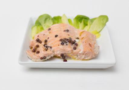 SALMONE AL PEPE ROSA SECONDI PIATTI 1 MINUTO 8 MINUTI 400 g di salmone surgelato 200 ml di acqua Pepe rosa in grani