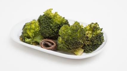 BROCCOLI CON ACCIUGHE ANTIPASTI 4 MINUTI 400 g di broccoli a pezzi 4 filetti di acciughe sott olio 1 spicchio di aglio sbucciato 15 g di burro 250 ml di