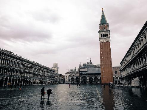 Giorno 2: Venezia Se si viaggia nel periodo di carnavale, si consiglia di andare a Venezia un giorno feriale per poter godere di più la città.