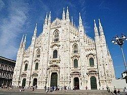 Il Duomo La nostra prossima fermata è il Duomo di Milano, un enorme chiesa gotica che si trova nel cuore della