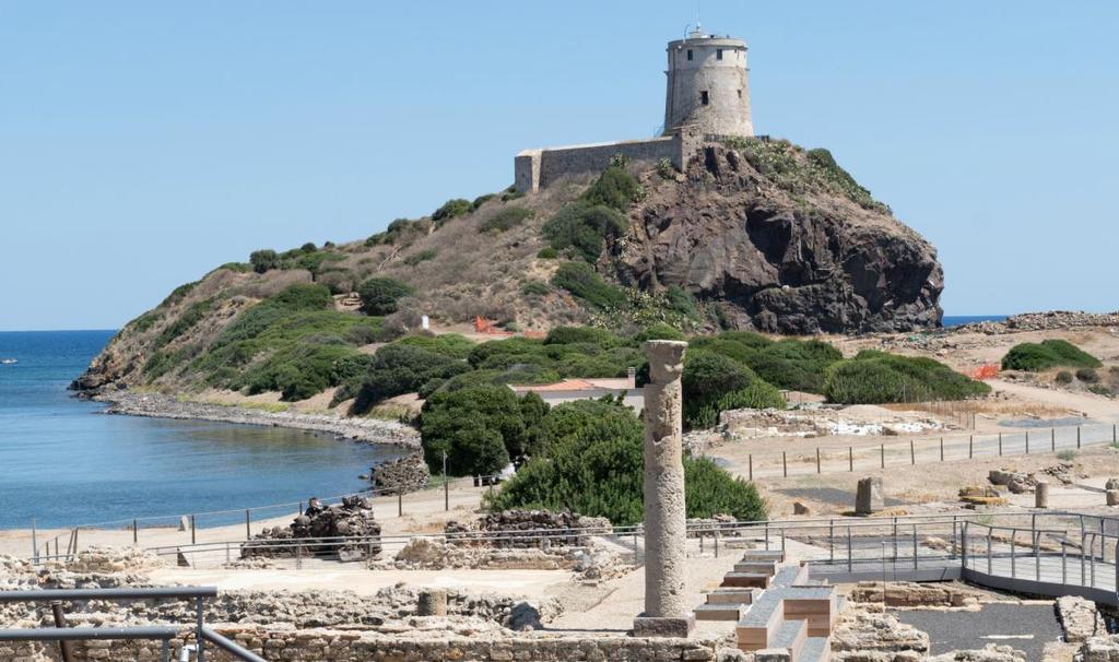 A solo pochi minuti da Is Molas, le spiagge di Chia, considerate fra le