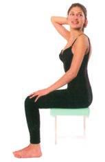 Seduti con gli arti inferiori divaricati, partendo dalla regione cervicale, rilassare la colonna lasciando che si fletta vertebra dopo vertebra fino ad appoggiare i gomiti sull estremità distale